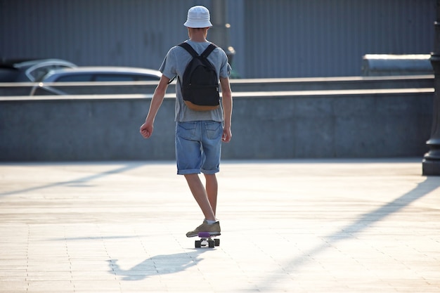 Unterwegs auf dem Gebiet Mann auf einem Skateboard