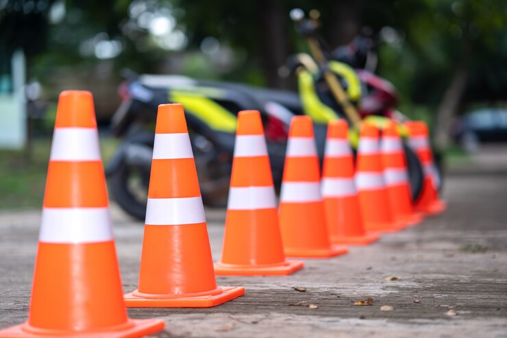 Foto unterzeichnen sie verkehrskonzept, kegelverkehrszeichen auf straße und unscharfes motorrad auf straßenrand