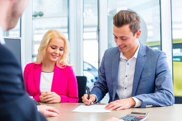 Unterzeichnender Kaufvertrag des Mannes für Auto am Autohaus