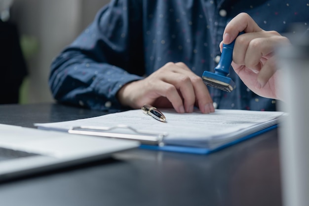 Unterzeichnung Genehmigung Aufzeichnung Dokumente Stempel Bestätigung Beruf Unterschrift Geschäftsmann Hand stempeln Finanzpapier Arbeitskonzept