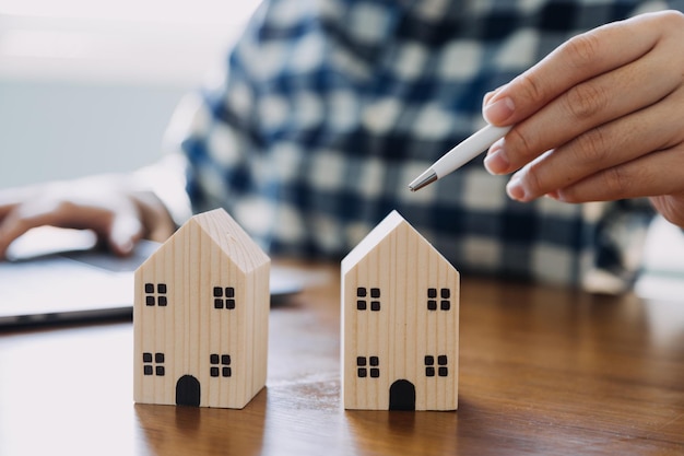 Unterzeichnung von Hausverkaufs- und Versicherungsverträgen mit Immobilienmaklern, die Verträge unterzeichnen, um die Bedingungen für den Kauf und Verkauf von Häusern und Ideen für die Unterzeichnung von Immobilienverträgen zu kennen