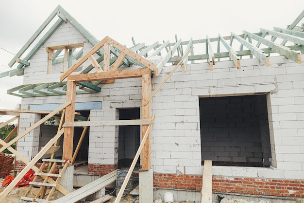 Foto unvollendetes modernes bauernhaus holzdachrahmen von mansarde mit gaube