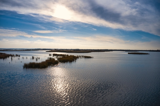 Unwiderstehliche Überschwemmungen auf dem Samara-Fluss am Dnjepr in der Ukraine am Abend warmes helles Licht