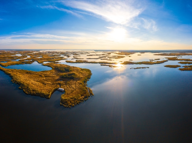 Unwiderstehliche Überschwemmungen auf dem Samara-Fluss am Dnjepr in der Ukraine am Abend warmes helles Licht