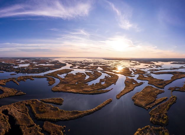 Unwiderstehliche Überschwemmungen auf dem Samara-Fluss am Dnjepr in der Ukraine am Abend warmes helles Licht