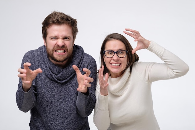 Unzufriedene Männer und Frauen mit finsteren Gesichtern, die wütend sind