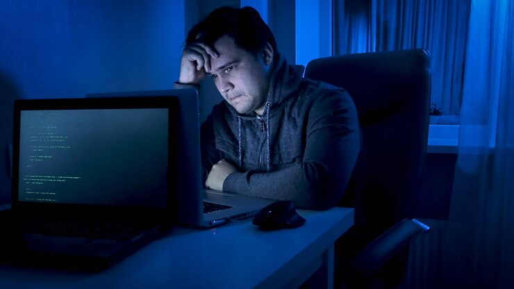 Foto uoset destacó el programador masculino que trabaja en la computadora en la oficina por la noche