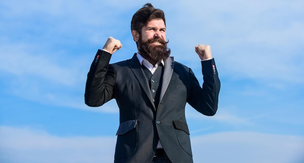 Upgrade Homem barbudo Hipster maduro com barba Empresário contra o céu Atualização dos padrões da sociedade de sucesso futuro Moda formal masculina hipster caucasiano brutal com atualização de negócios de bigode