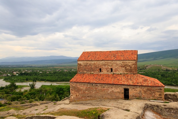 Uplistsulis Eklesia (Igreja do Príncipe) na antiga cidade-caverna de Uplistsikhe, perto de Gori, Geórgia