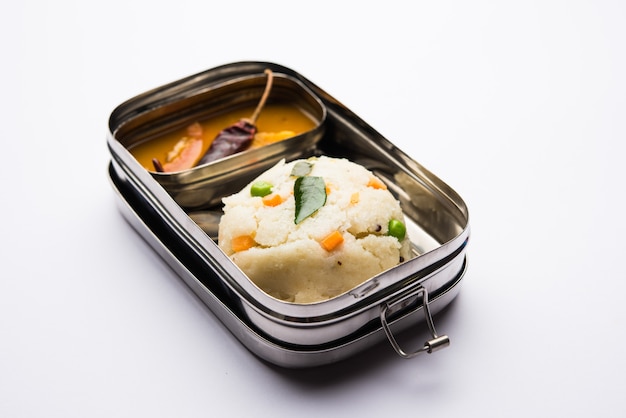 Upma sambar em merendeira de aço inox, foco seletivo