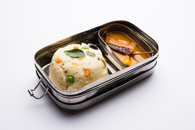 Upma Sambar em Merendeira de aço inox, foco seletivo