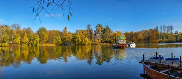 Upper Pond e a Ilha Anti Circe no arboreto Sofievsky ou Parque Sofiyivsky em Uman, Ucrânia, em um dia ensolarado de outono