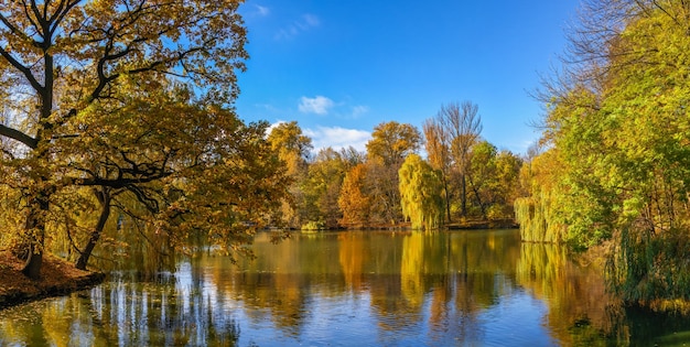 Upper Pond e a Ilha Anti Circe no arboreto Sofievsky ou Parque Sofiyivsky em Uman, Ucrânia, em um dia ensolarado de outono