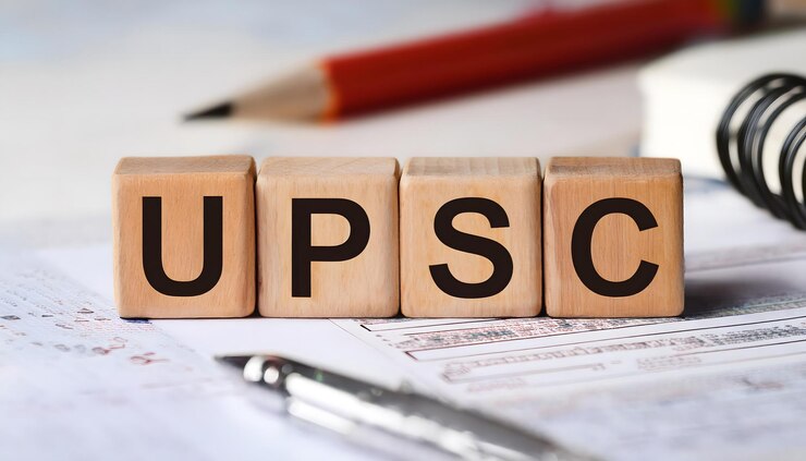 UPSC escrito en cubos de madera Concepto de examen del gobierno indio