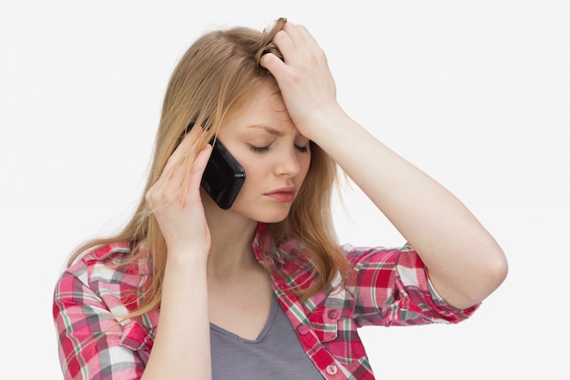 Foto upset mulher segurando um telefone celular