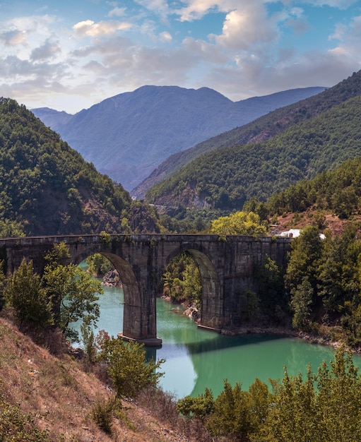 Ura-e-Ulzes-Brücke auf einer der schönsten Straßen Albaniens entlang der steilen Küste des Shkopet-Sees. Naturpark Diber-Kreis, Balkangebirge, Albanien, Europa