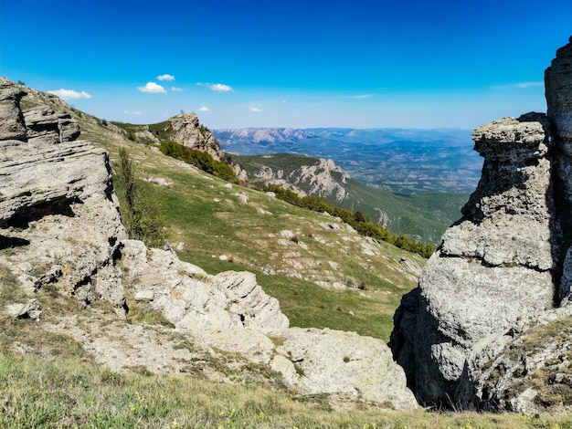 Uralte hohe Berge aus Kalkstein mit abgerundeter Form im Luftdunst Krim Russland