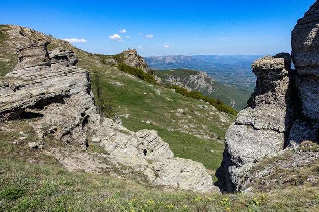 Uralte hohe Berge aus Kalkstein mit runder Form im Luftdunst Das Tal der Geister Demerji Krim