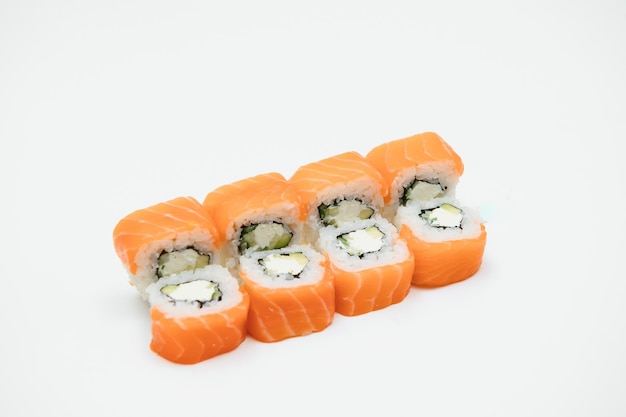 Uramaki. Clásico de Filadelfia. Salmón, queso Philadelphia, pepino, aguacate, tobiko