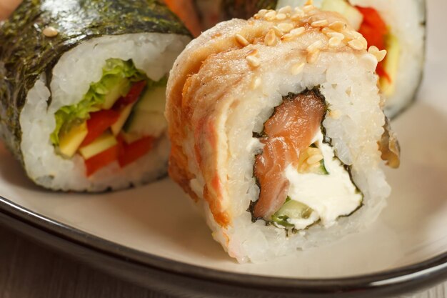 Uramaki con Congrio Sushi rolls con arroz nori anguila pescado queso trozos de aguacate pepino salmón
