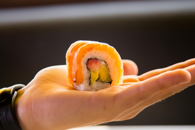 Uramaki de Salmão. A camada externa é o arroz de sushi e a camada interna é a alga nori.