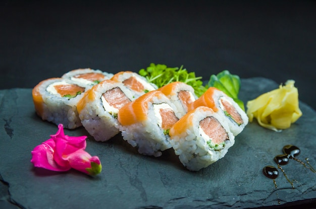 Uramaki delicioso no prato de ardósia