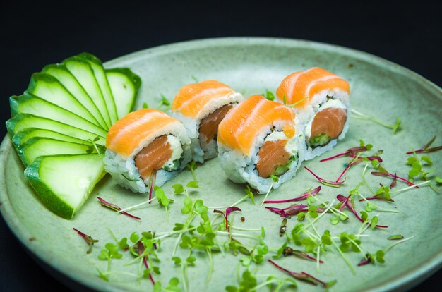 Uramaki delicioso no prato verde