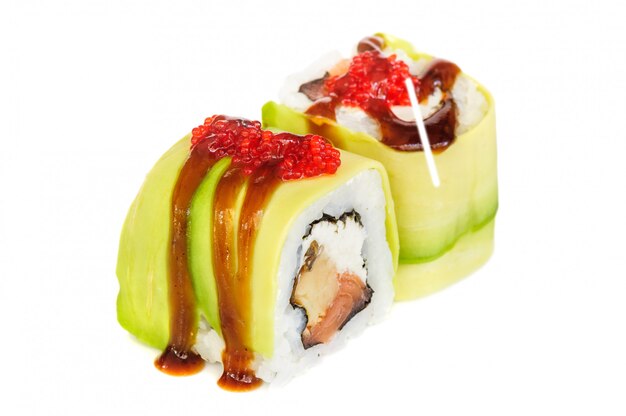 Uramaki maki sushi, dois rolos isolados no branco