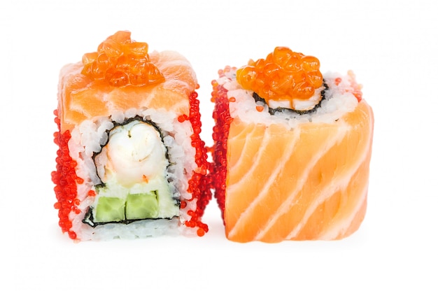 Uramaki maki sushi, dois rolos isolados no branco