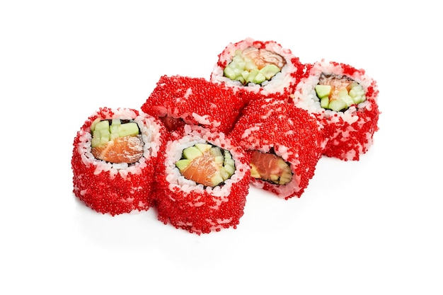 Uramaki sushi california roll en caviar tobiko con salmón, aguacate y pepino. Cocina japonesa clásica. Entrega de comida. Aislado en blanco.