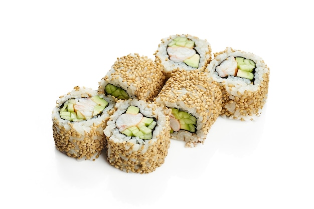 Uramaki sushi california roll en sésamo con camarones, aguacate y pepino. Cocina japonesa clásica. Entrega de comida. Aislado en blanco.