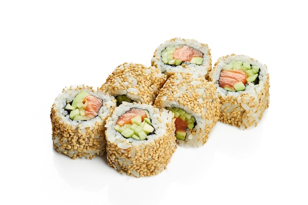 Uramaki sushi california roll en sésamo con salmón, aguacate y pepino. Cocina japonesa clásica. Entrega de comida. Aislado en blanco.