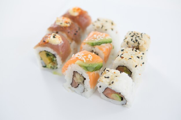 Uramaki-Sushi-Rolle auf weißem Hintergrund