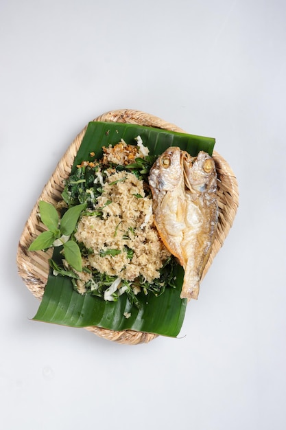 Urap Sayur Servir con Ikan Asin