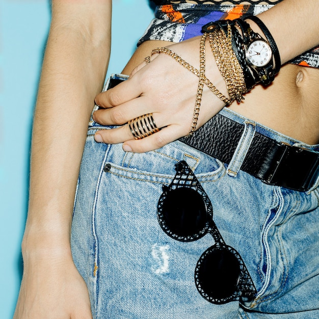 Urban Casual Blue Jeans und Accessoires Schmuck Lady.