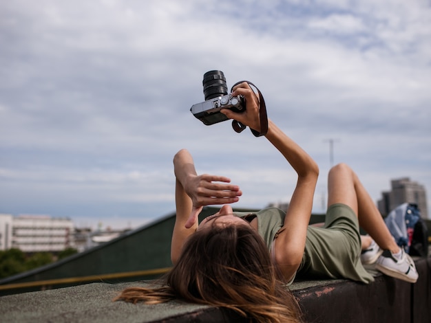 Urban Fotoshooting Frau gehen Dachkonzept. Lebensstil des Fotografen. Arbeitsprozess. Foto überarbeiten