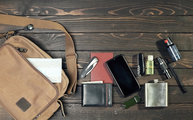 Urban Kit von Dingen neben der Tasche, Nahaufnahme auf Holzhintergrund mit Kopierraum