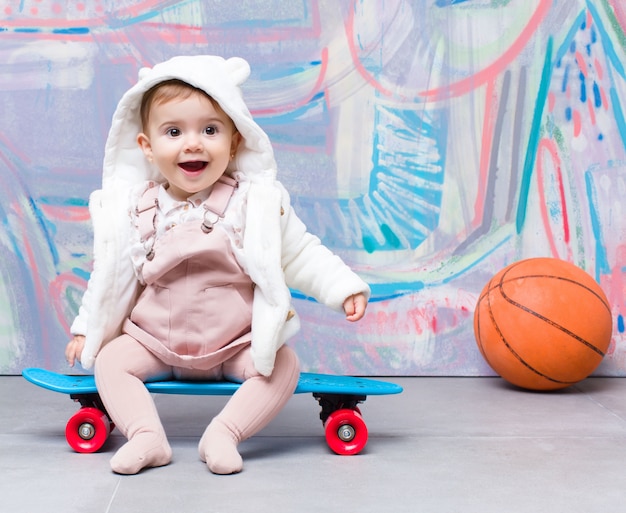 Foto urban look baby mit skateboard