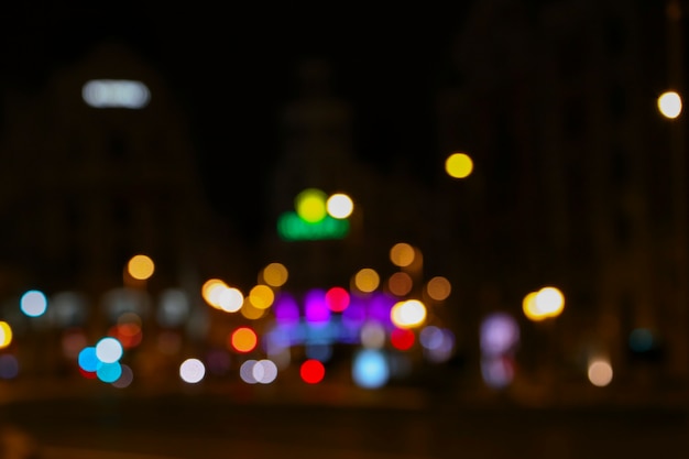 Urbane architektonische Bokeh verschwommener Hintergrund. Hintergrund mit Lichtunschärfe. Nachtansicht der Lichter in der Stadt. Bokeh im Nachtlicht.