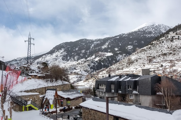 Urbanização de casas de montanha junto às pistas de esqui nos Pirenéus El Tarter Andorra