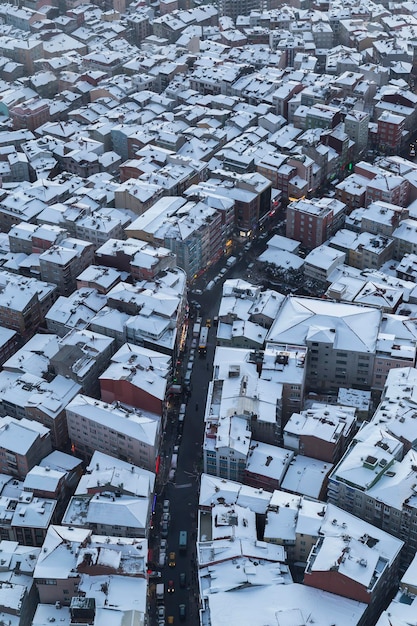 Urbanização irregular vista do ar em dia de neve