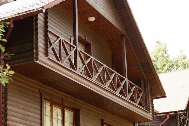 Una urbanización de casas de madera modernas