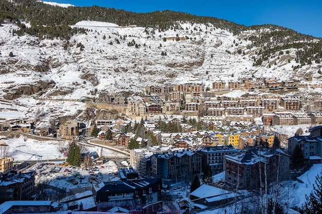 Urbanización de casas de montaña en la ladera de la montaña nevada en los Pirineos Andorra