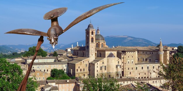 Urbino Escultura de un pájaro de hierro