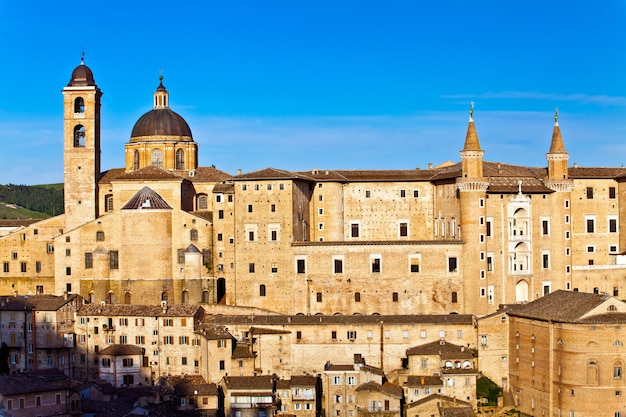 Urbino ist eine ummauerte Stadt in der italienischen Region Marken, mittelalterliche Stadt auf dem Hügel