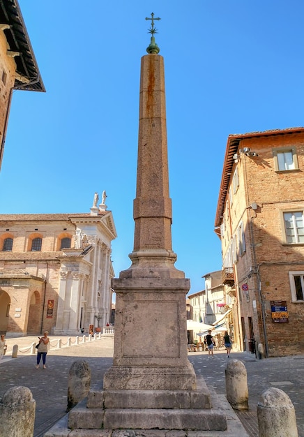 Urbino Vista do obelisco na praça