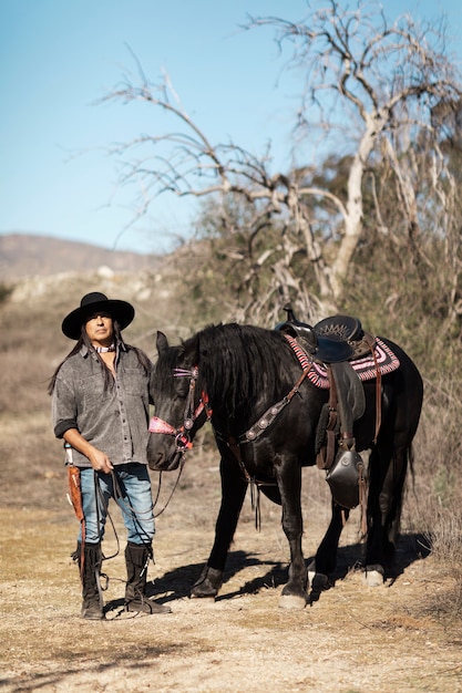 Foto ureinwohner mit seinem pferd