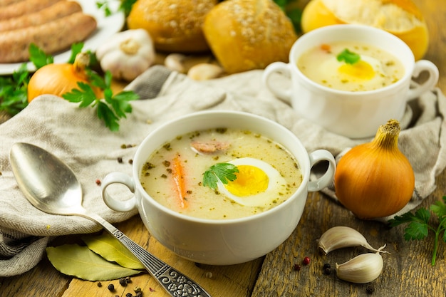 Å »urek sopa tradicional polonesa em uma mesa de madeira