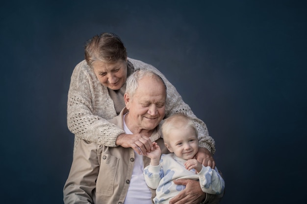 Urgroßmutter und Urgroßvater mit Urenkel auf blauem Hintergrund