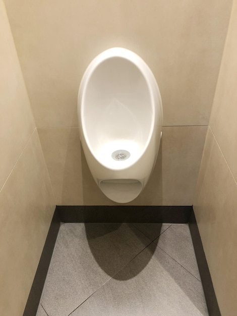 Urinal auf Herrentoilette oder Herrentoilette